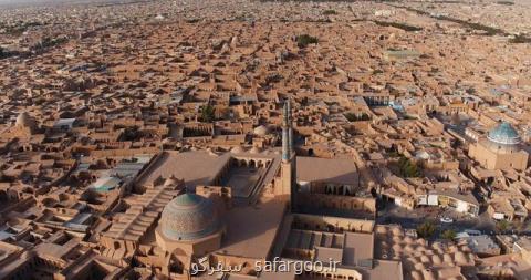 نگاه گردشگر اسپانیایی به تخریب بنایی تاریخی در یزد