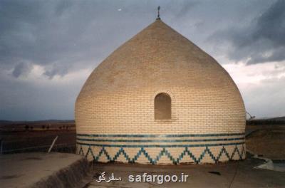 گنبد بقعه امامزاده حسن الافطس فراهان مرمت می شود