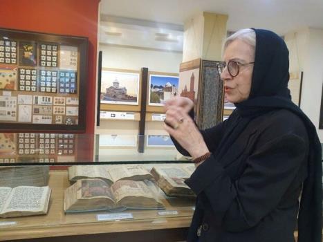 نگهداری از یک کتاب نفیس در موزه ارامنه