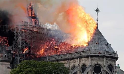 نمایش نقاشی های نجات یافته از آتش نوتردام