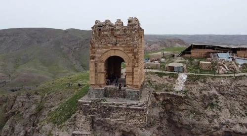 نورپردازی جالب قلعه ضحاک، عکس