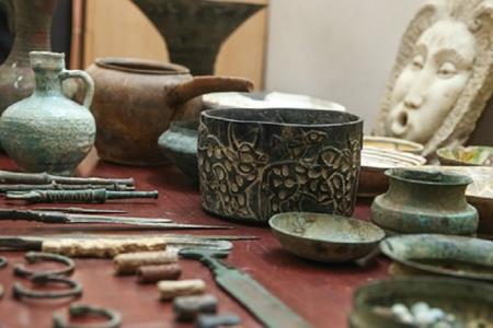 قاچاقچیان اشیای تقلبی را بجای تاریخی می فروختند