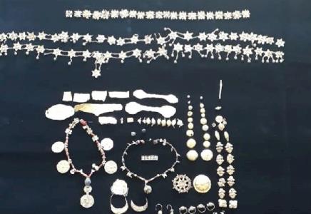 كشف و ضبط ۲۷۸ قلم شی تاریخی هخامنشی از طلا